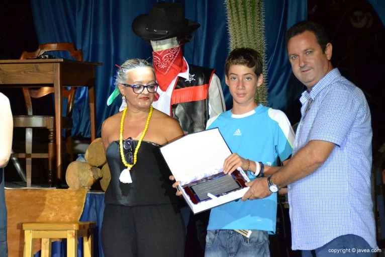 Juan José García entrega placa a Harry Guevara