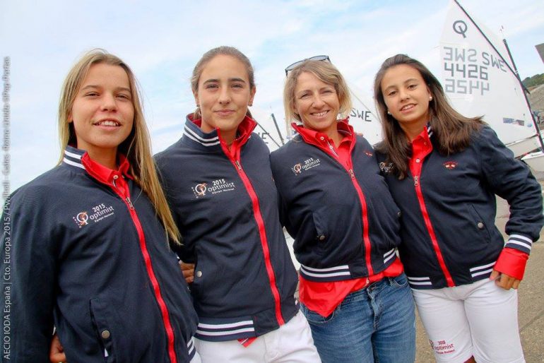 Julia Miñana con las chicas del equipo español