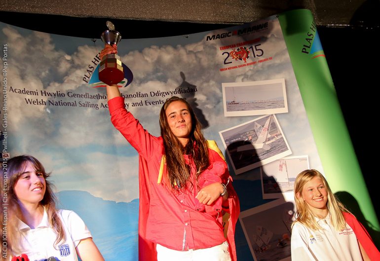 La regatista del Club Náutico Jávea en el podium. Foto; Pep Portas.