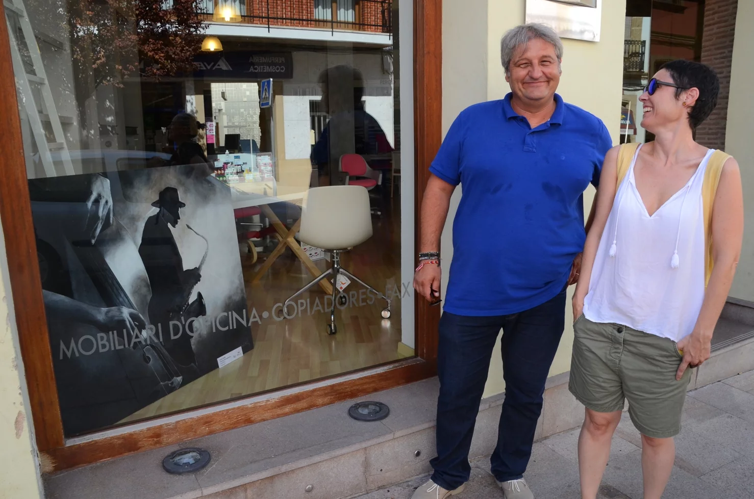 Quico Moragues ante un escaparate