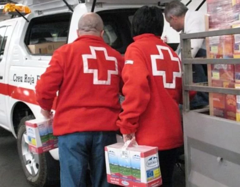 Voluntarios de Cruz Roja recogiendo alimentos