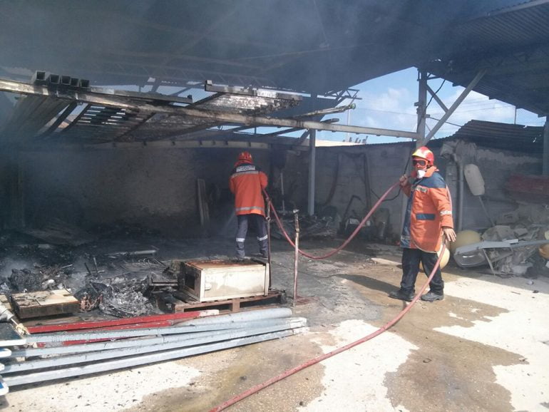 Bomberos en el almacen municipal incendiado