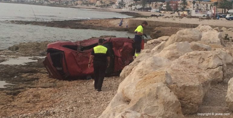 Vehículo estrellando en las rocas