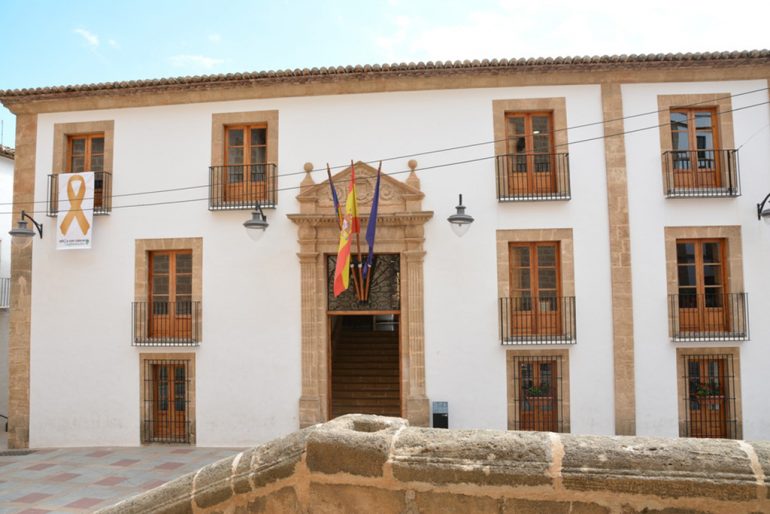 Ayuntamiento de Jávea con lazo dorado