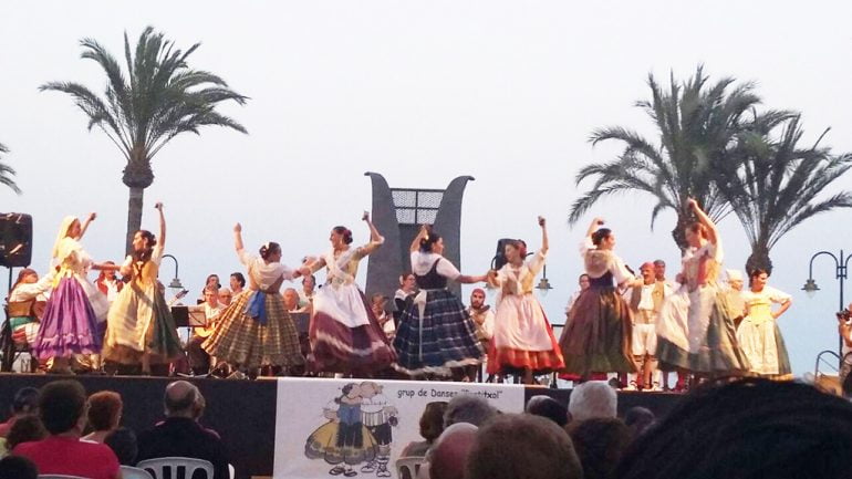 Grup de Danses del Portitxol durante una actuación