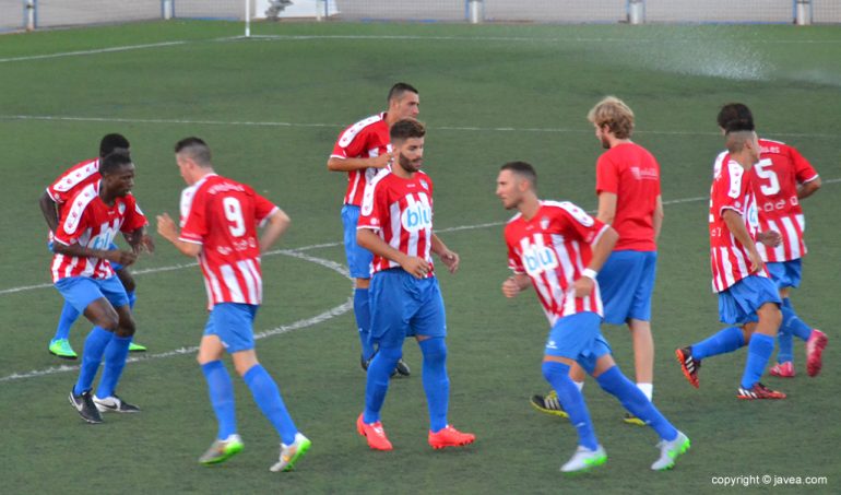 Jugadores del Jávea calentando antes de un partido