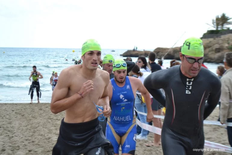 Nadadores en el Trixàbia