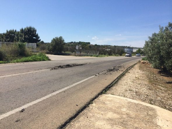 Restos de estiércol en la carretera de Benitatxell