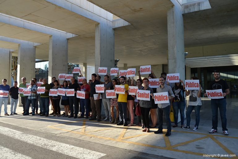 Alcaldes y ediles de Compromís en la puerta del Hospital Comarcal