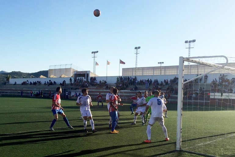 Balón desviado sobre la portería del Sueca