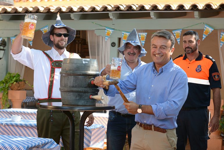 Chulvi inaugurando el Oktoberfest en Xàbia