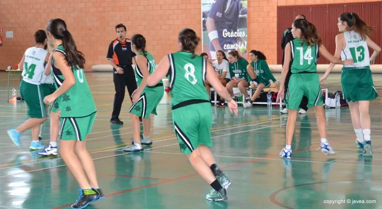 Las juniors del Joventut Xàbia defendiendo un balón