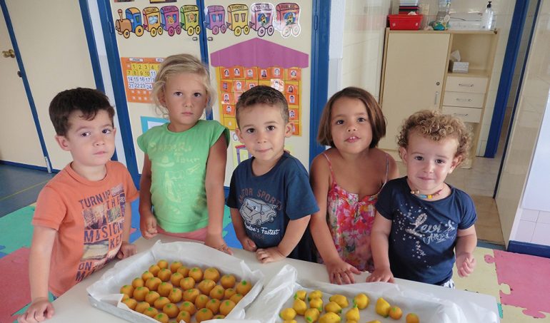 alumnos en el taller de cocina del colegio Port de Xàbia