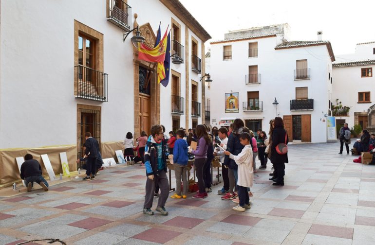 El taller camins escolars se realizó ante el ayuntamiento de Xàbia