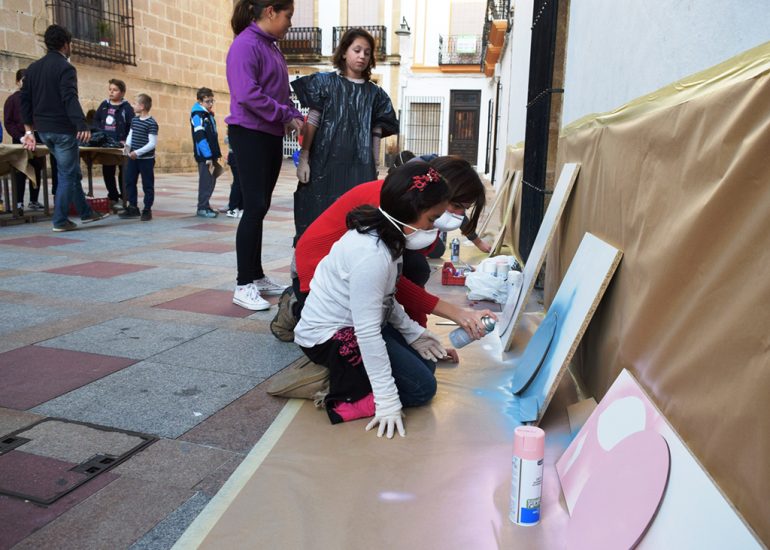 Escolares pintando las señales de Camins Escolars