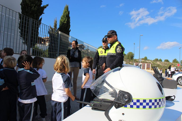 Escolares recibiendo clases de educación vial