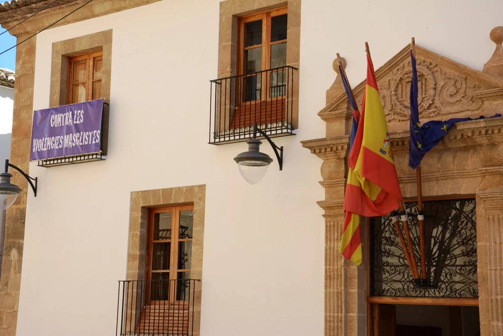 Fachada del ayuntamiento con la pancarta