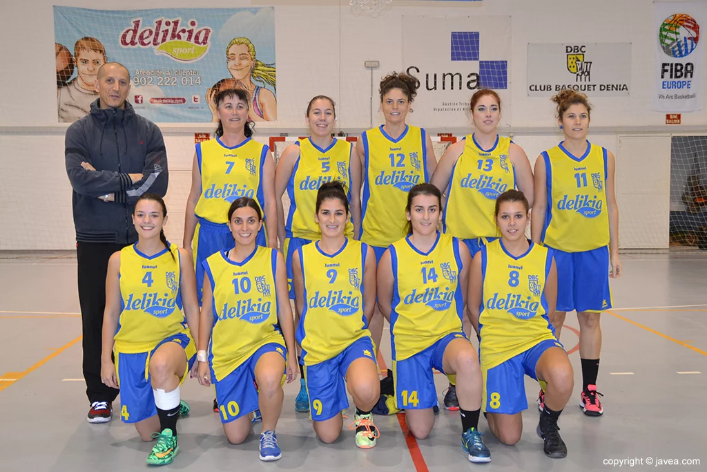 Juan Luis Pérez con las seniors del Dénia Básquet