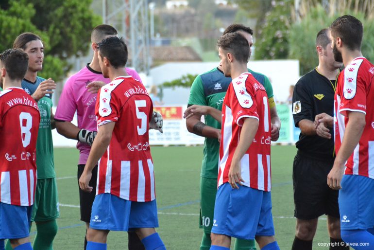 Jugadores del Jávea saludando a un rival