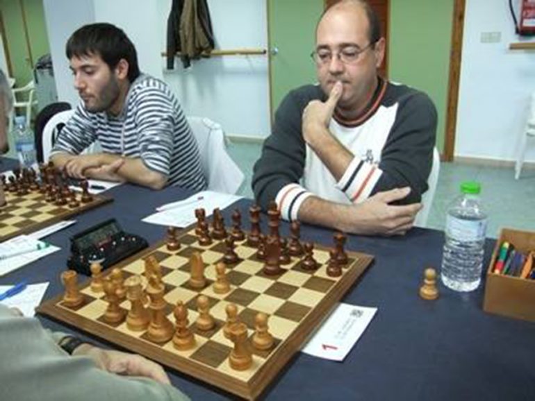 Manuel González ante el tablero