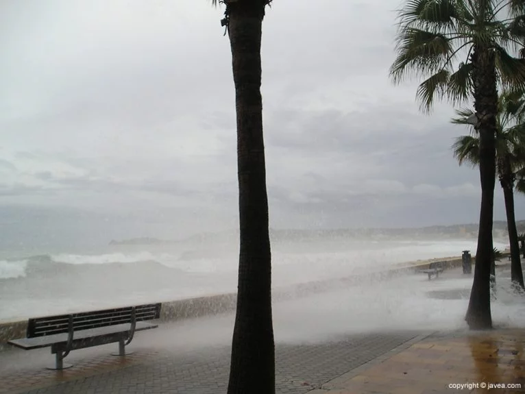 Las olas sobre la Avd. Marina Española