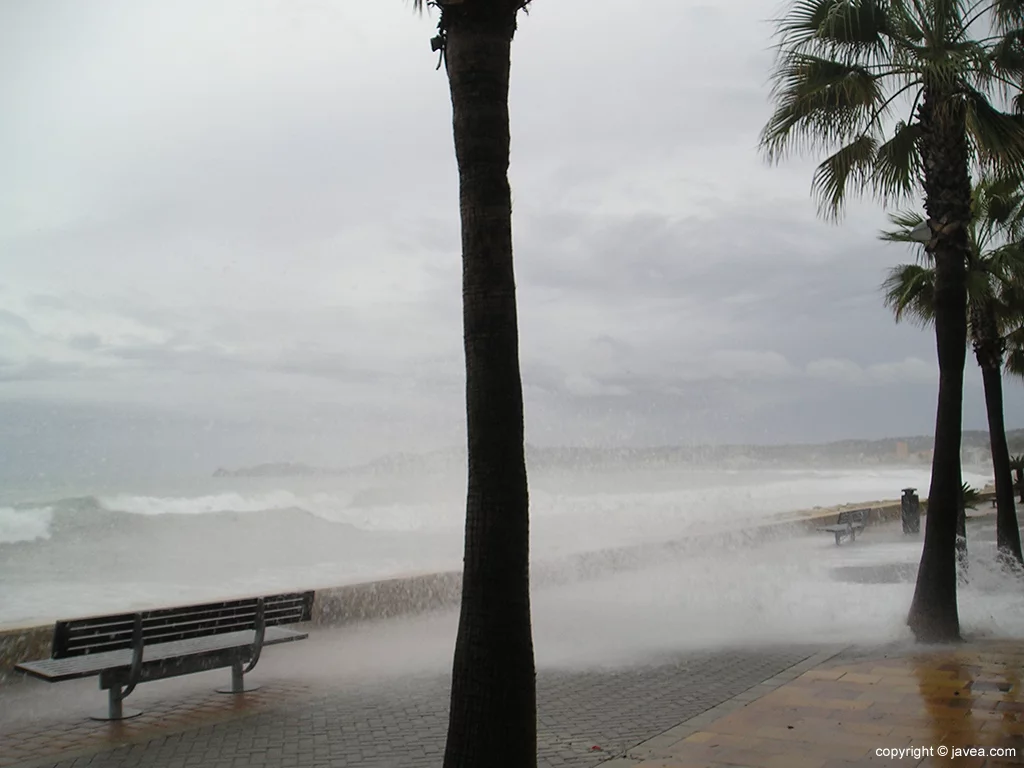 Las olas sobre la Avd. Marina Española