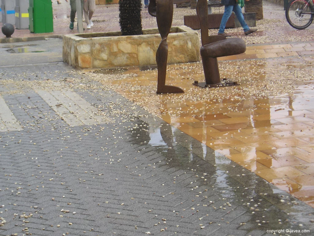 Pequeñas piedras en el paseo marítimo