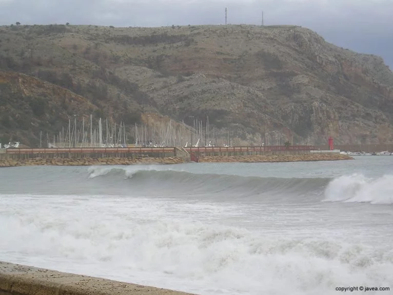 Olas del temporal en la playa de La Grava