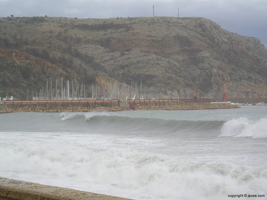 Olas del temporal en la playa de La Grava