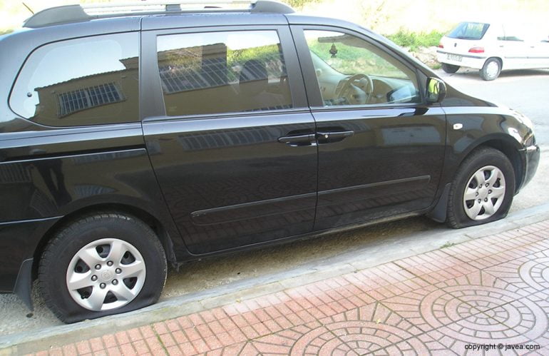 Coche con las cuatro ruedad pinchadas en Xàbia