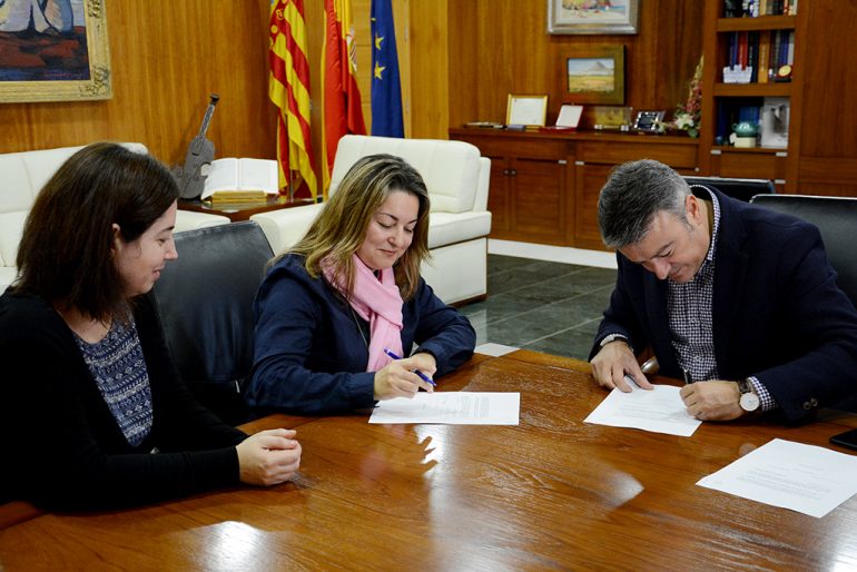 Firmando el convenio con el UNED