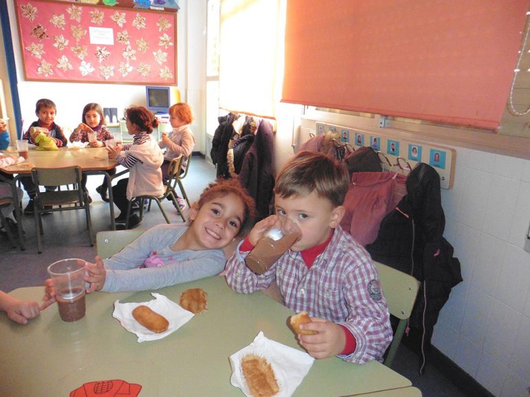 Niños disfrutando de un chocolate