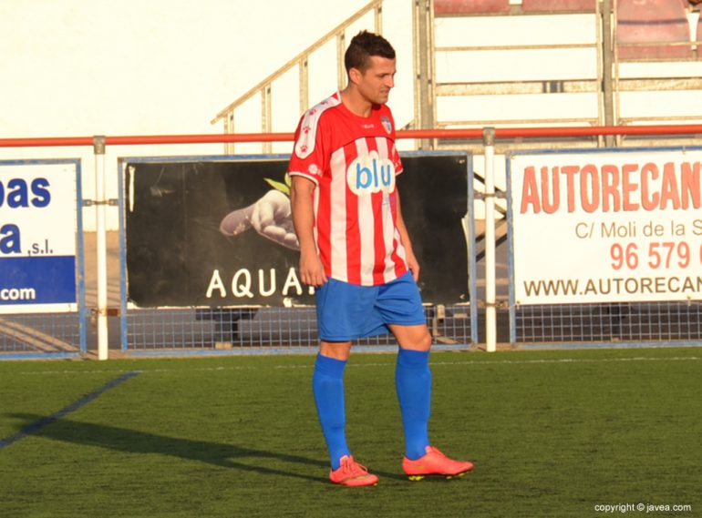 Tony autor del gol del CD Jávea en Alcoy