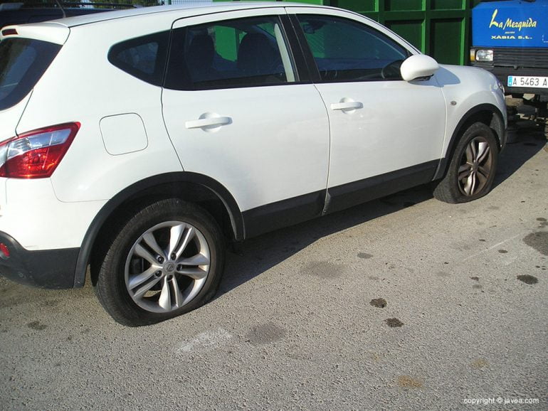 Coche esperando a las puertas del taller