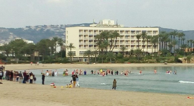 Bañistas en 1 de enero en la playa de El Arenal