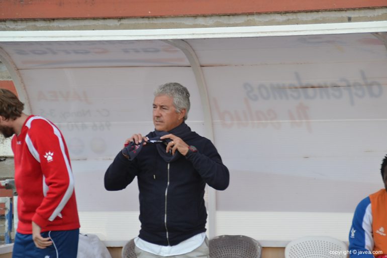 Franco Borrás en el banquillo del CD Jávea