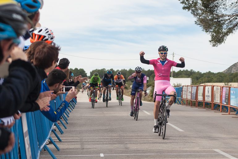 Héctor Pons cruzando la meta de Xàbia