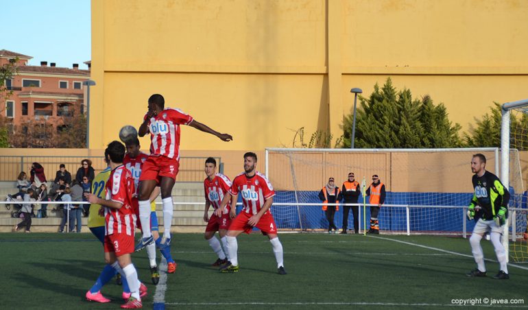 La zaga del CD Jávea en tareas defensivas