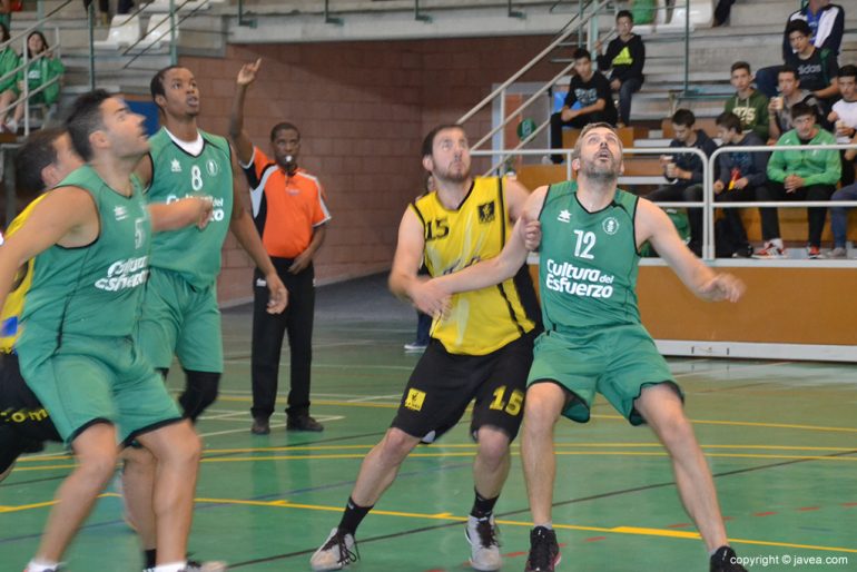 Los jugadores del CB Joventut Xàbia esperando un rebote