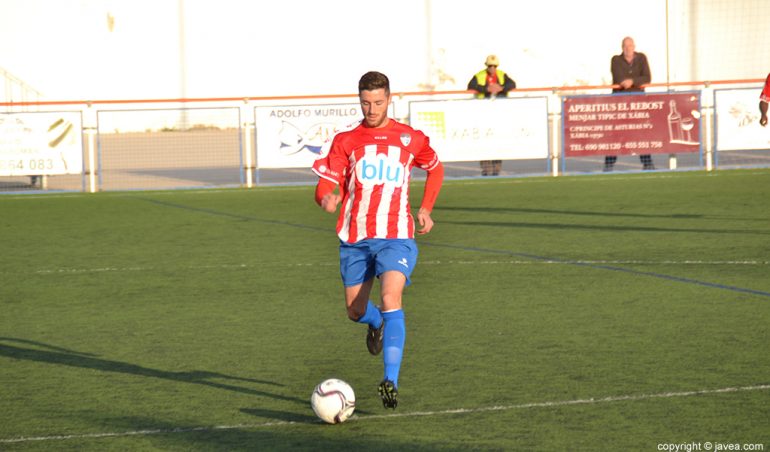 Pau Solivelles tocando el balón