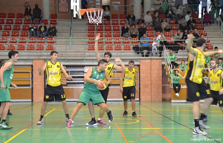 Pivot del CB Joventut Xàbia intentado encestar