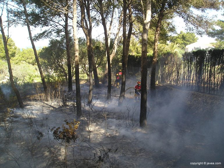 Bomberos en el incendio de Cap Martí