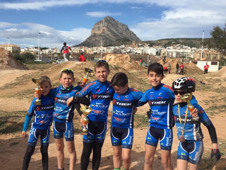 Chicos del Portal de la Marina-Xàbia's Bike con sus trofeos