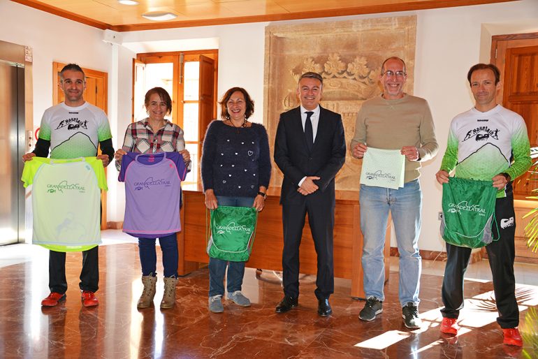 Chulvi y Colomer junto a Isaac Díaz, Julio Almazán y representantes del CA Llebeig