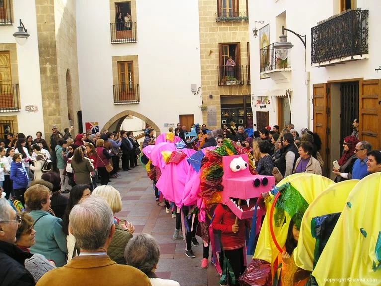 Dragones chinos en el carnaval escolar