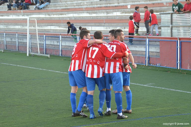 Javi felicitado por sus compañeros tras marcar el gol