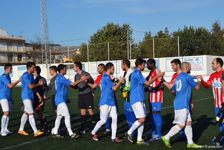 Jugadores de la UD Alginet saludando a los del CD Jávea