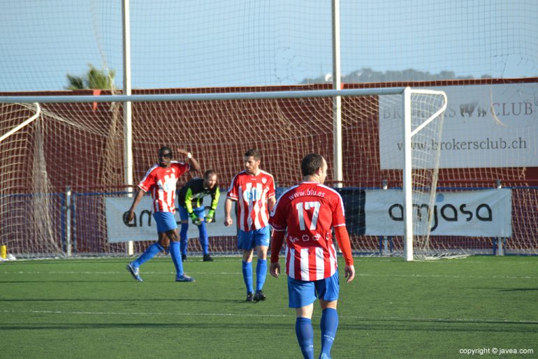 Jugadores del CD Jávea en tarea defensivas