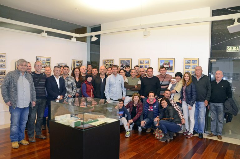 Miembros del Centro Excursionista Xàbia en su exposición