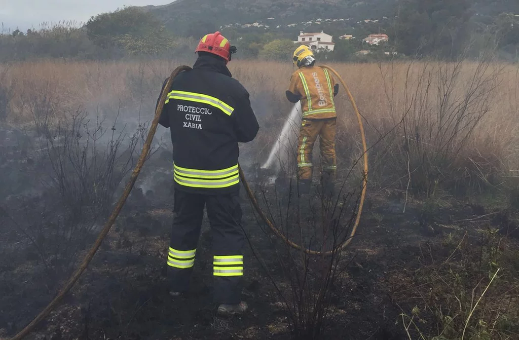 Bomberos sofocando el fuego